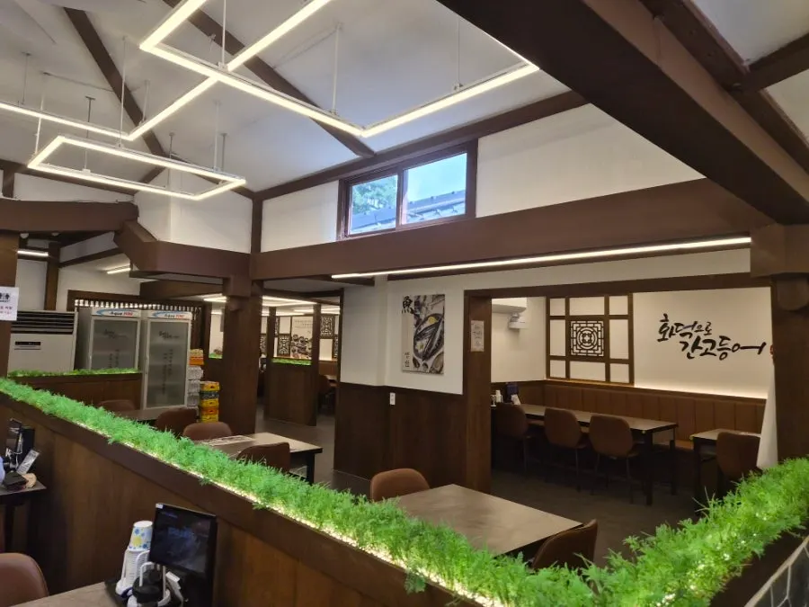 Quiet restaurant interior right before break time