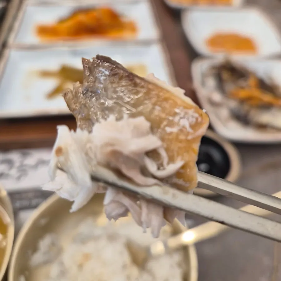 Flaked fish meat from the grilled fish