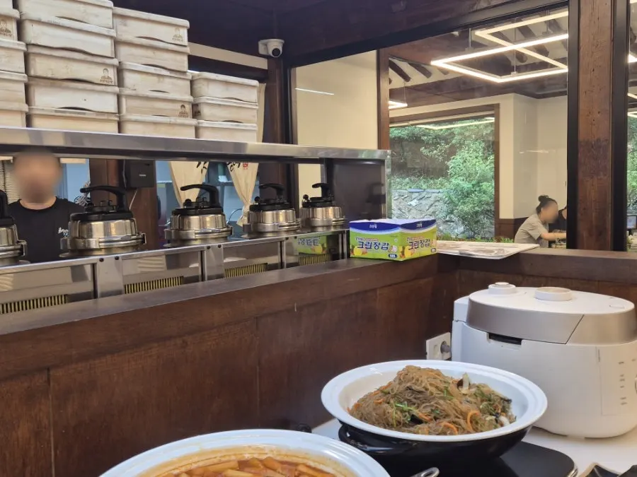 Overview of the dining hall at Hwadeogeuro Gan Godeungeo Baegun Lake Branch