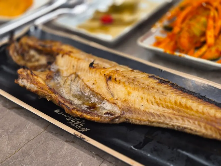 Landscape photo of the wood-fire grilled oily flounder