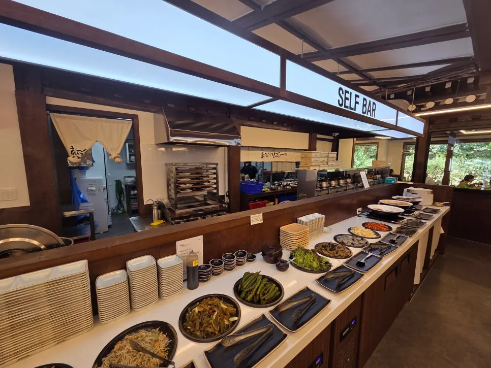 Tidy interior with the self-serve side dish corner