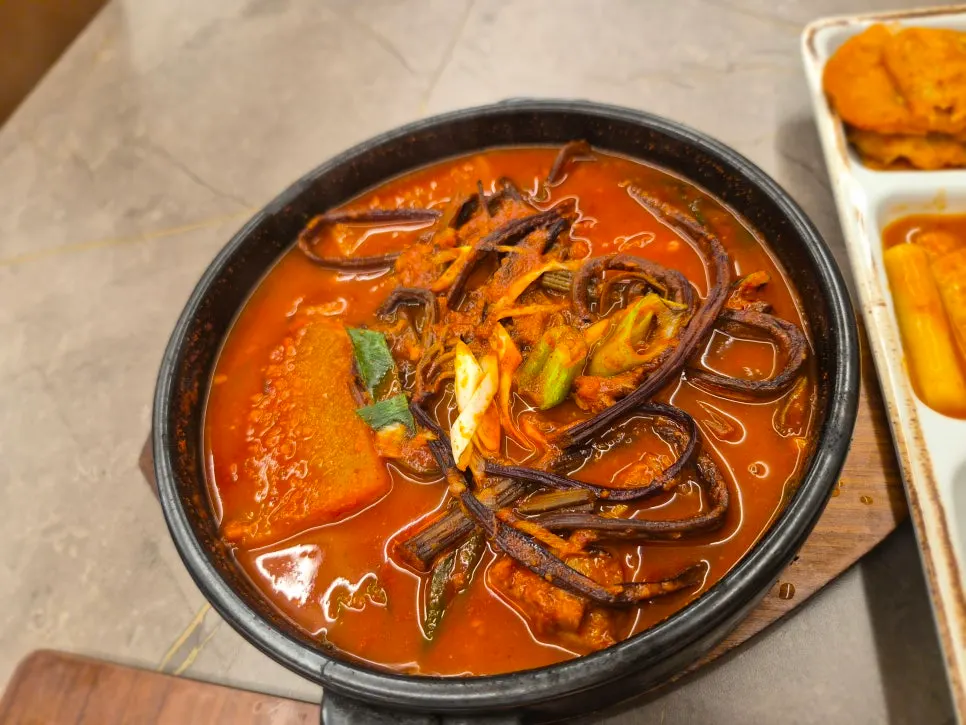 A pot of siraegi-braised mackerel