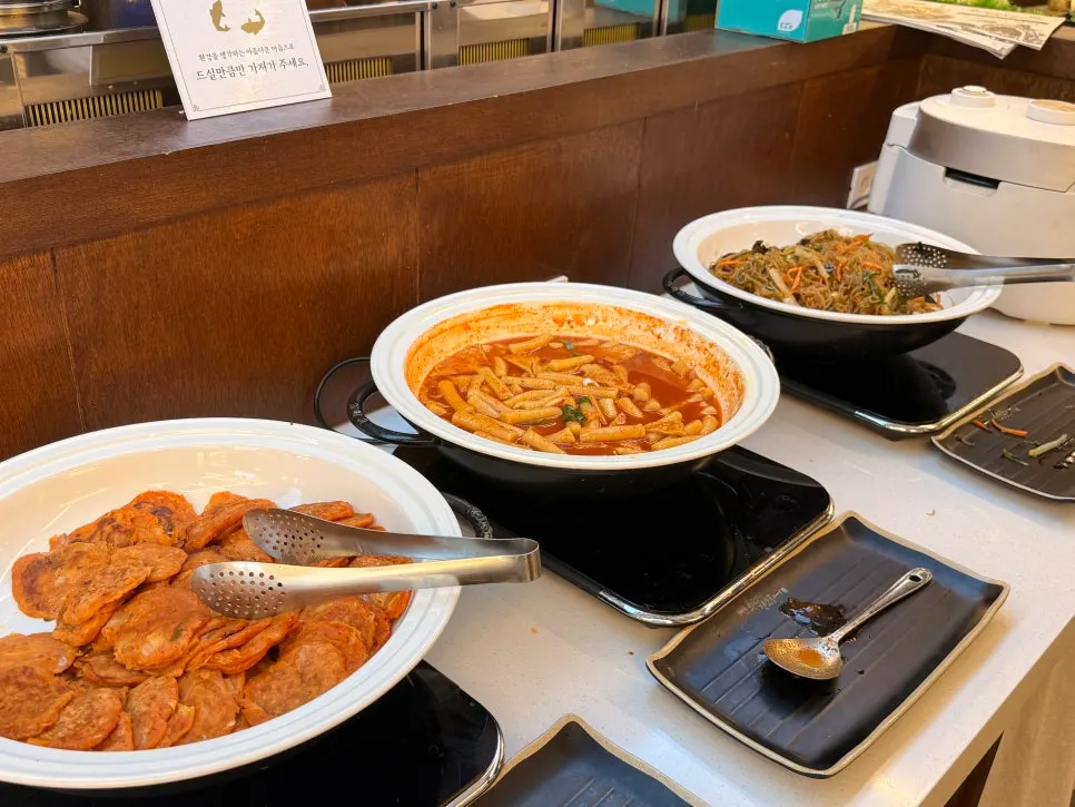 셀프바에 놓인 김치전과 반찬들