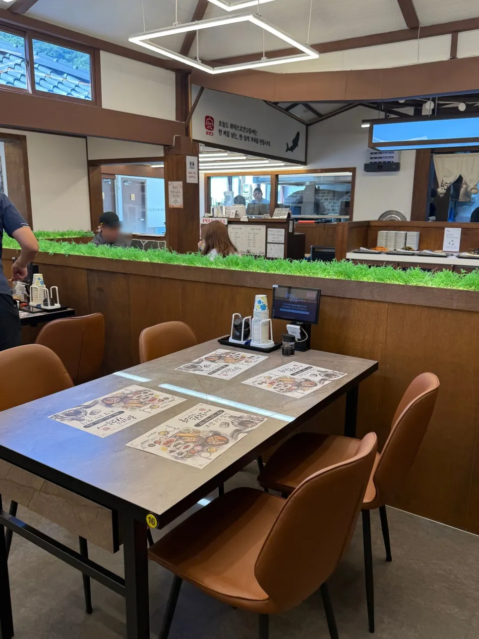 平日ランチでお客さんが多い店内