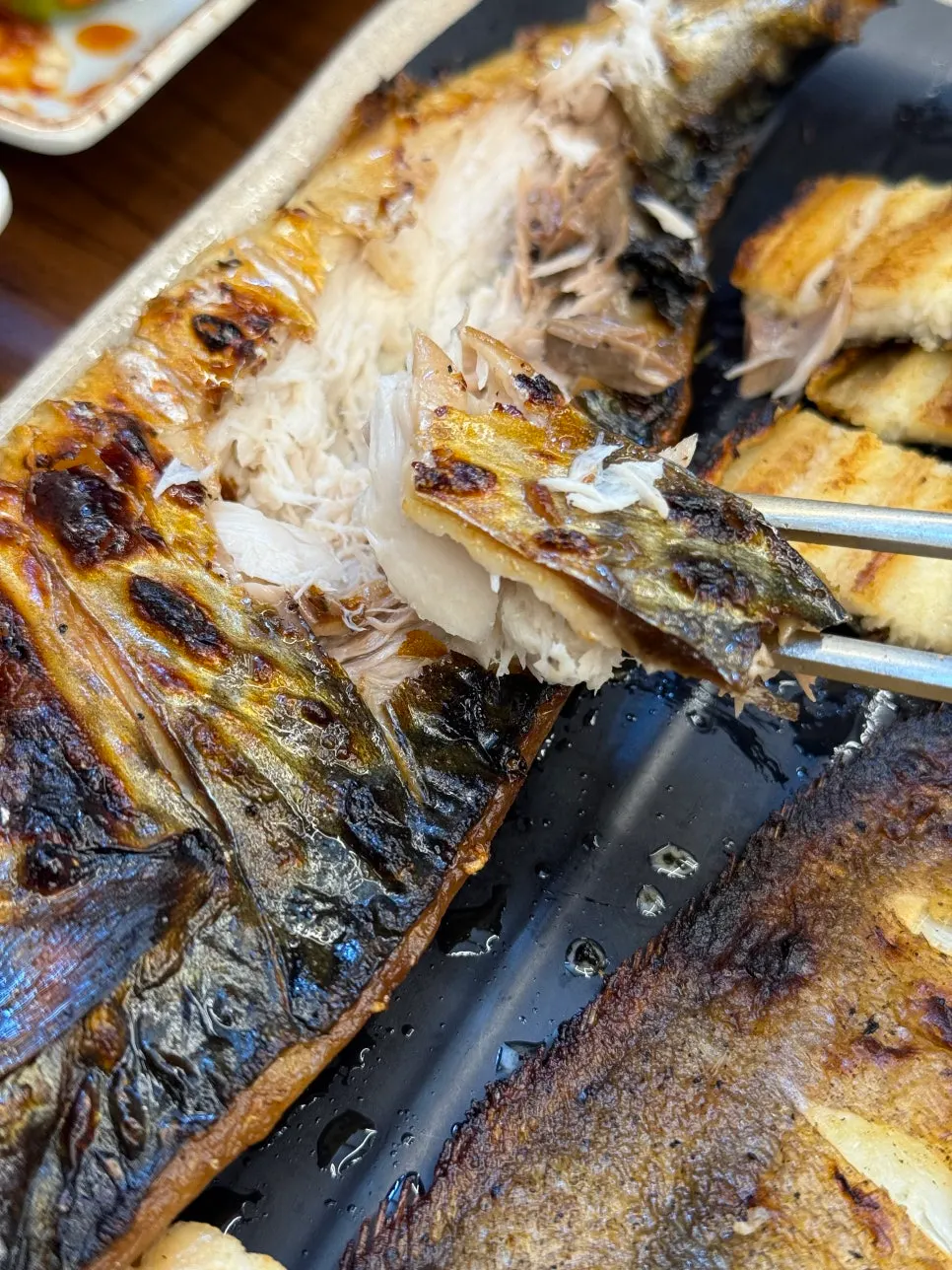 焼き魚と煮付けが並んだテーブル