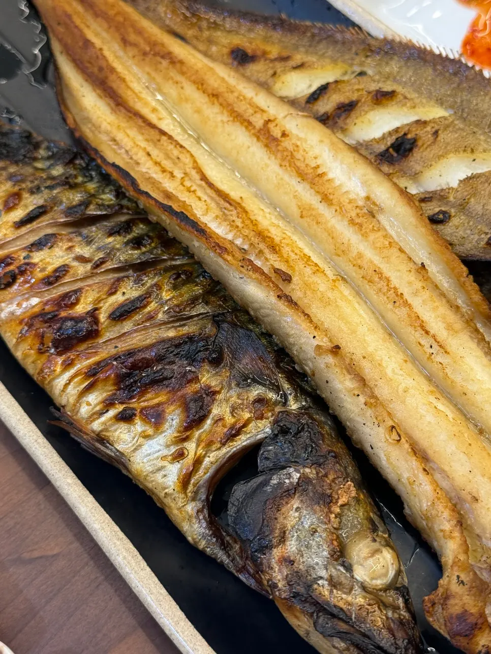 こんがり焼き上がったサバのクローズアップ