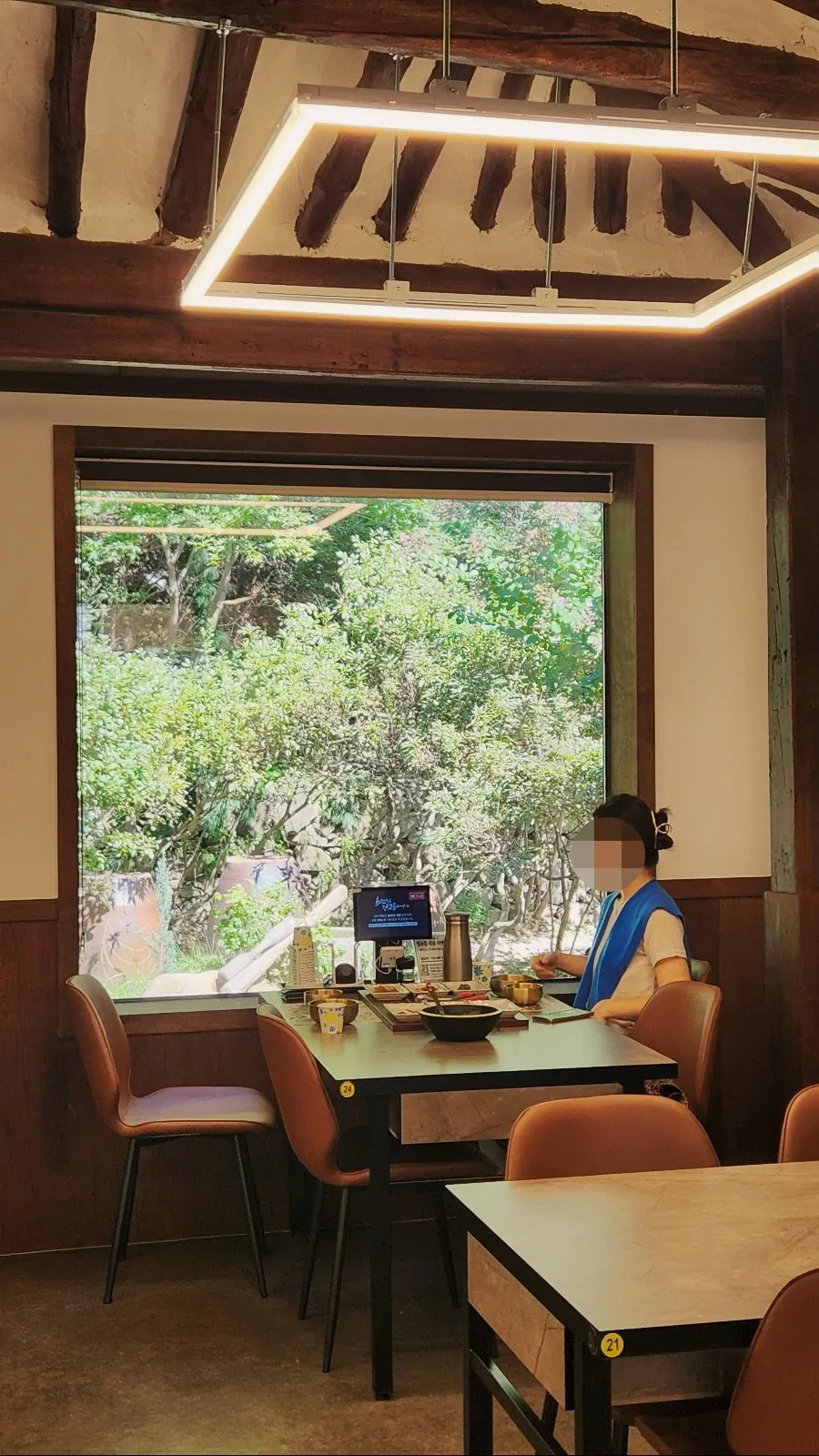 안쪽 창가 자리에서 본 정원