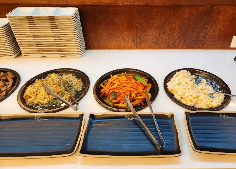 셀프바에 놓인 떡볶이