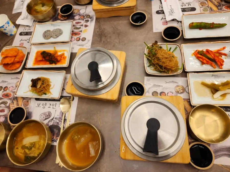 화덕 생선구이와 제철 생선조림이 놓인 4인 한상