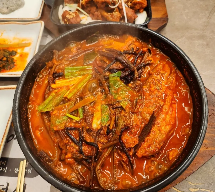 고사리를 넣은 제철 생선조림