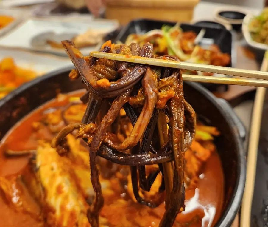자작한 국물의 제철 생선조림 클로즈업