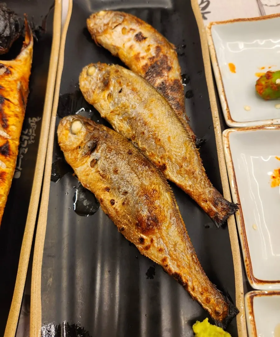 화덕에 구운 굴비와 고등어 생선구이