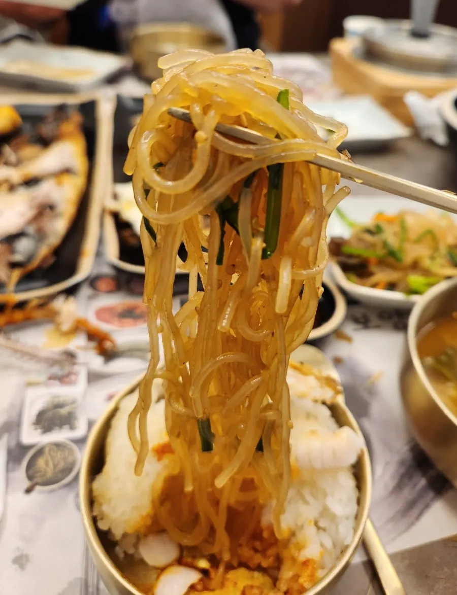 솥밥 위에 올린 담백한 생선살