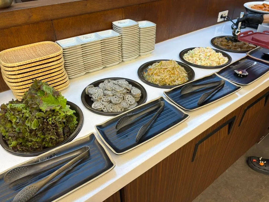 Self-serve bar for picking up side dishes
