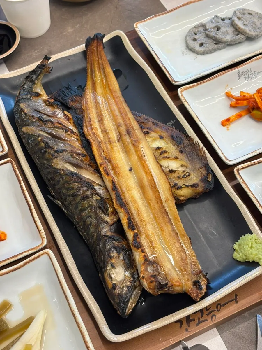 Meal setting with extra self-serve bar side dishes