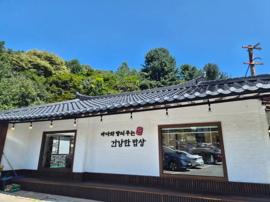 Parking area in front of the restaurant