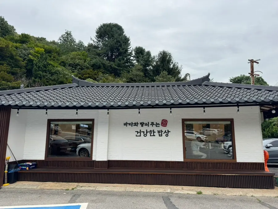 백운호수 식당의 넓은 주차장