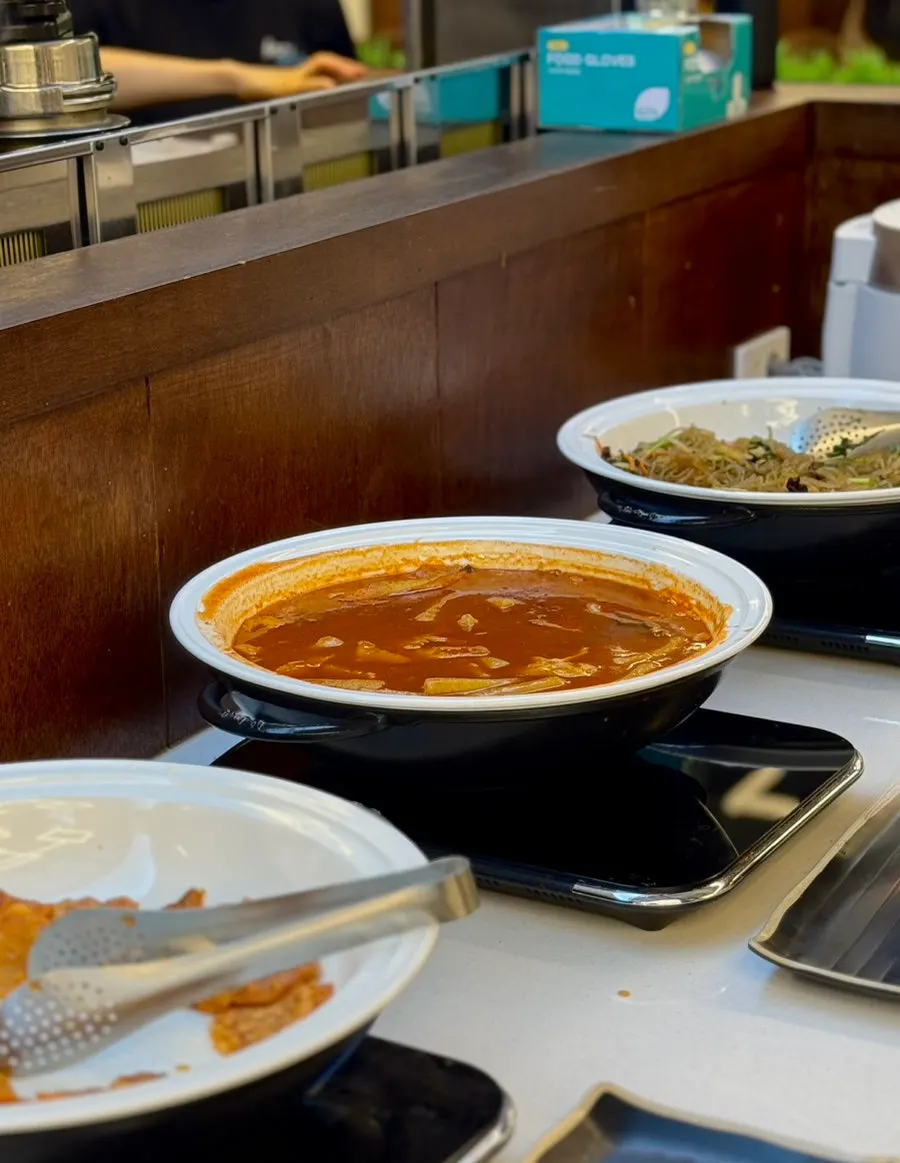 김치전과 묵이 있는 셀프바