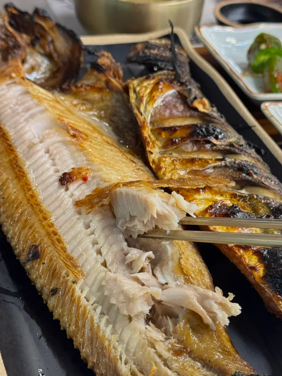 젓가락으로 발라낸 생선 살