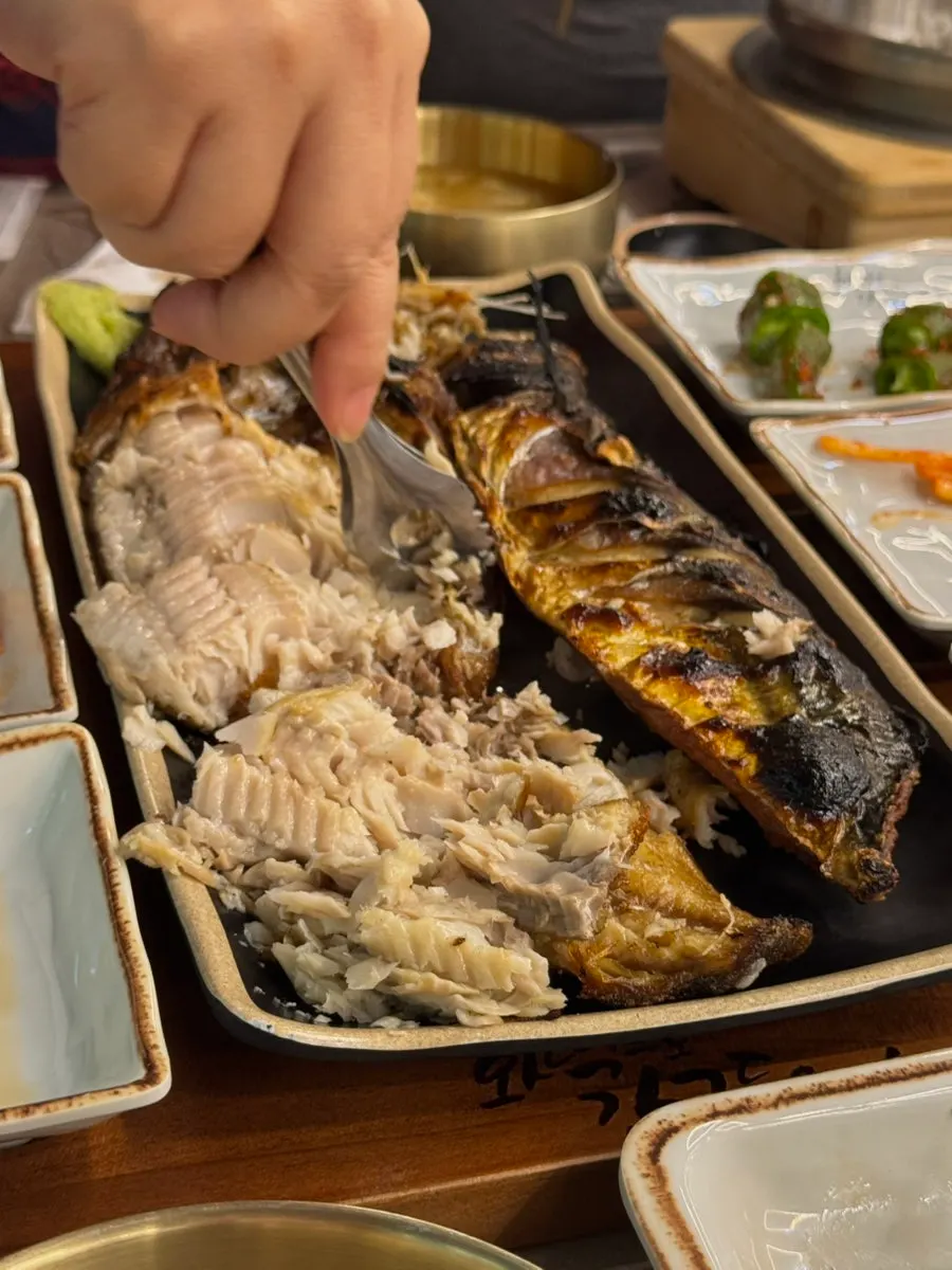집게로 발라지는 생선구이 살