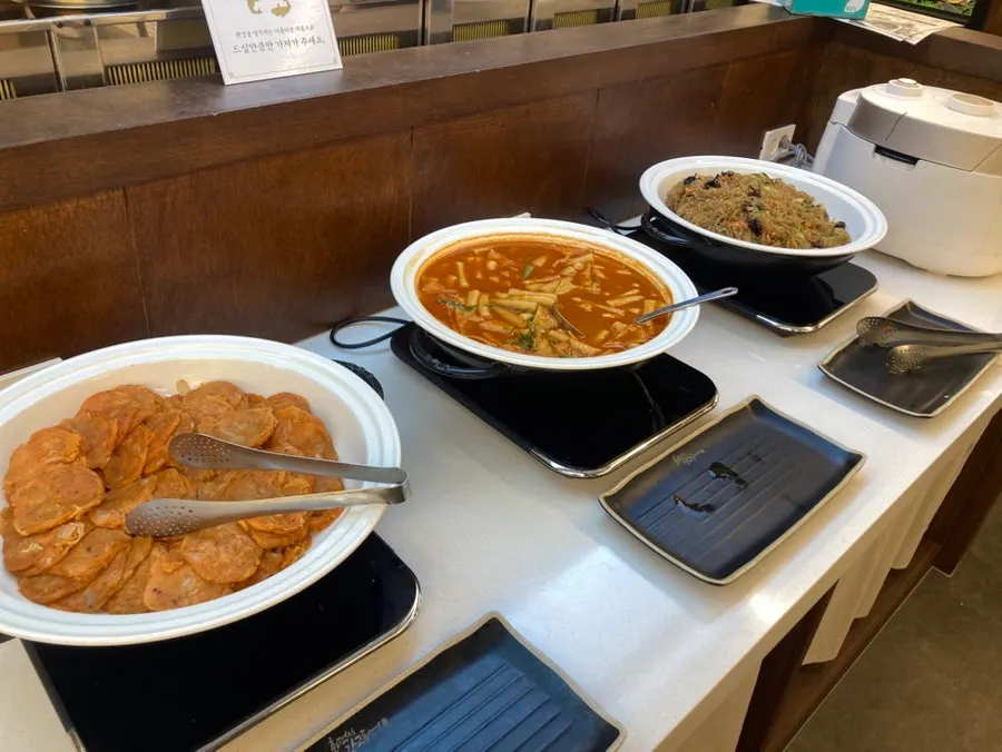 배춧국과 여섯 가지 기본 반찬