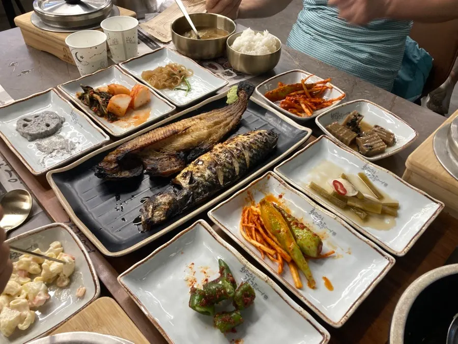 여러 밑반찬이 준비된 셀프바