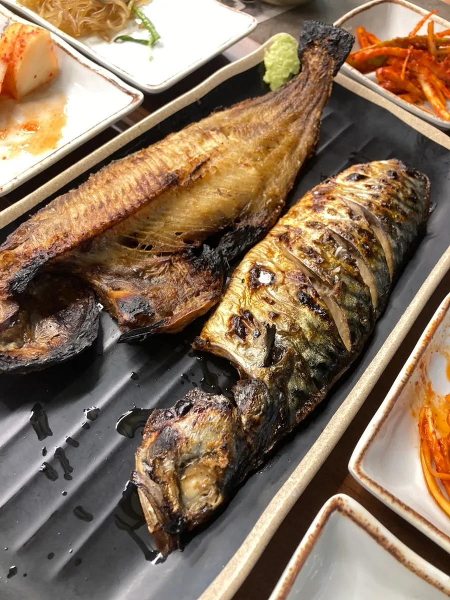 도토리묵과 잡채 등 셀프바 반찬