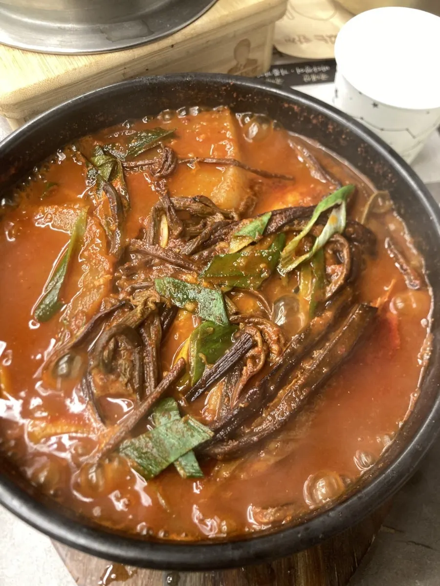 Adult pot-rice set meal spread