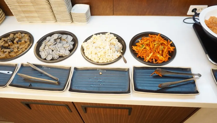 셀프바에서 담아 온 반찬 접시