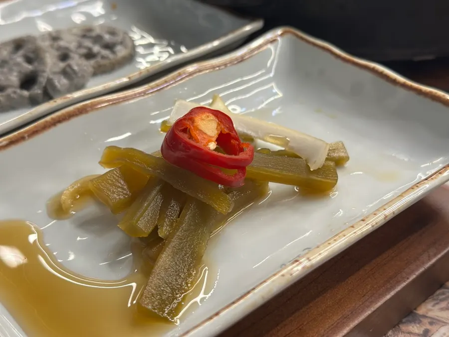 곁들임 연근무침과 장아찌