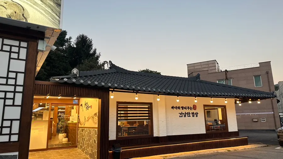 매장 정면에 있는 버스정류장