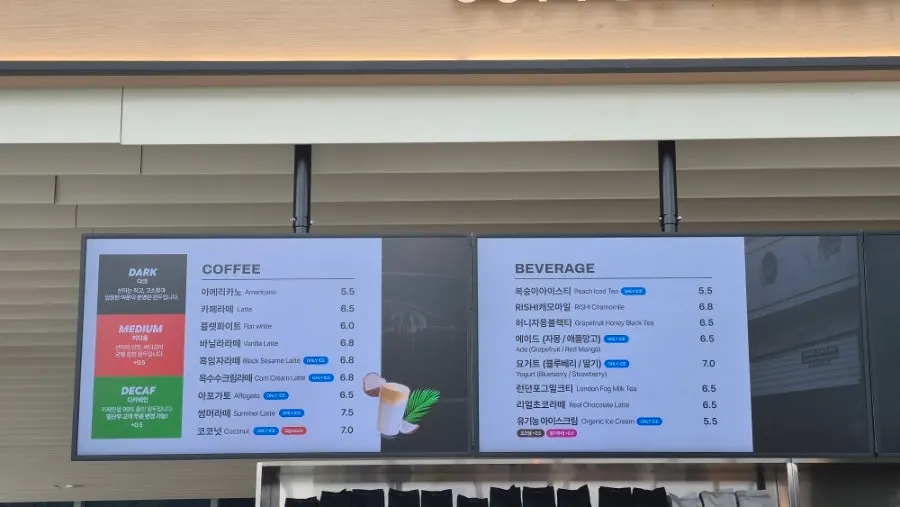 마들렌과 래밍턴 케이크가 진열된 디저트 쇼케이스