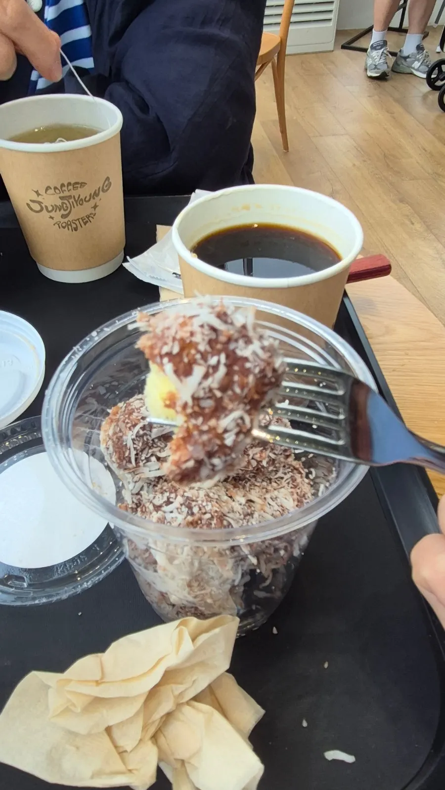RISHI 티로 우린 캐모마일티 한 잔