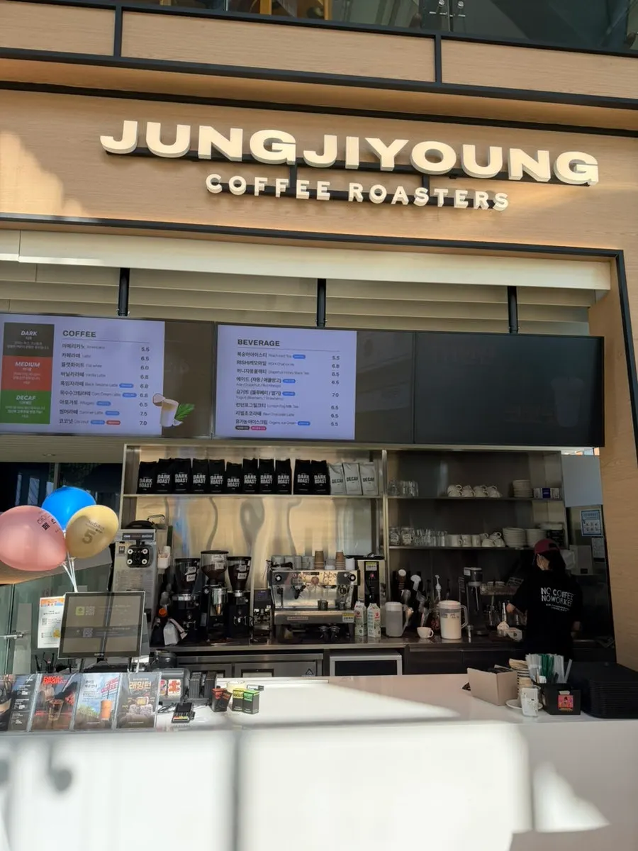Entrance to Jeong Jiyoung Coffee Roasters in the Tasty Ground Glass Building at Lotte Outlet Uiwang