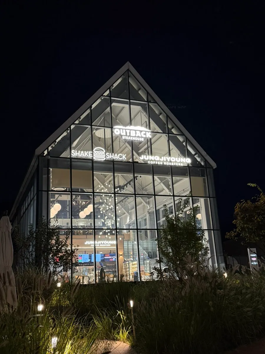 Entrance to Jeong Jiyoung Coffee Roasters Uiwang Branch
