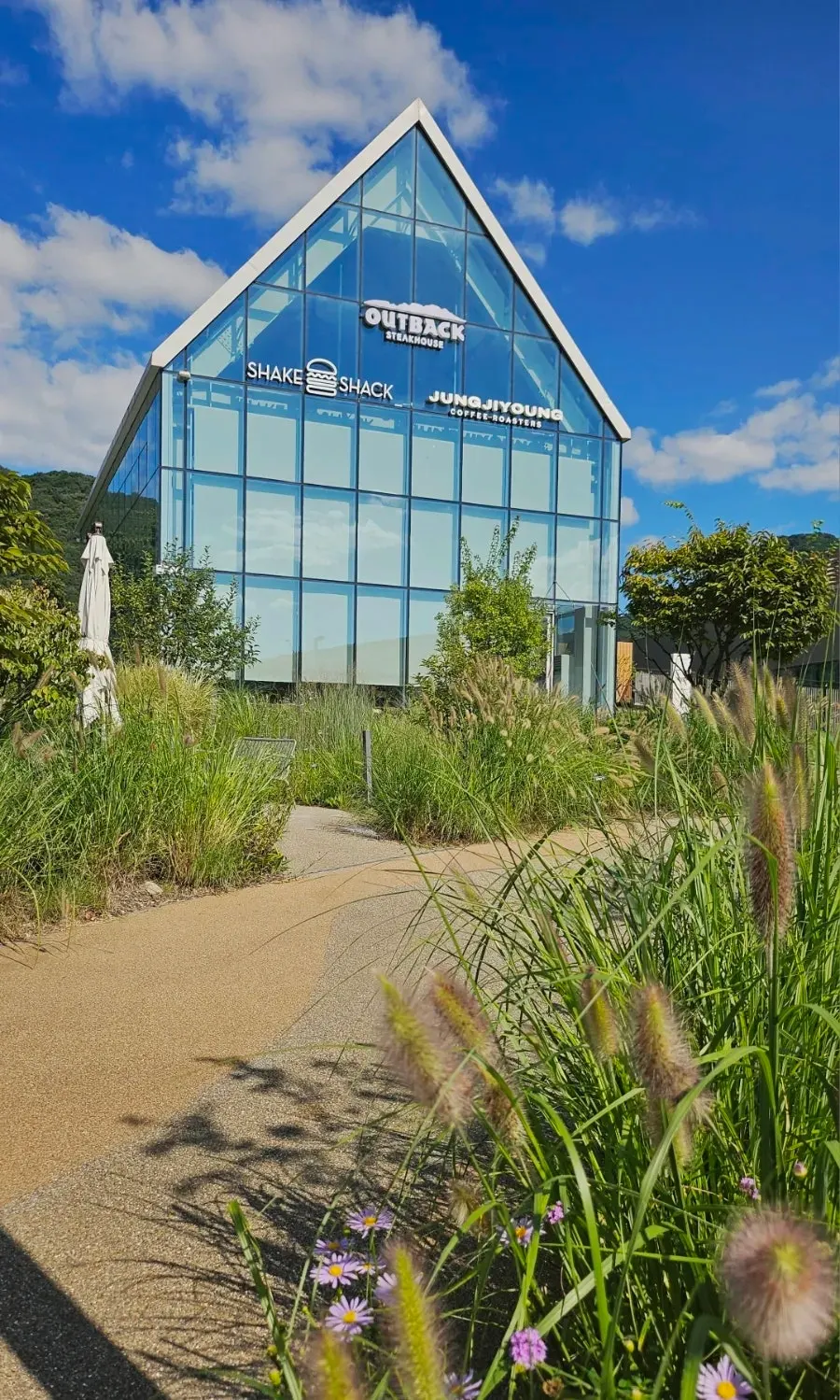 Entrance to the Glass House with the Jeong Jiyoung sign