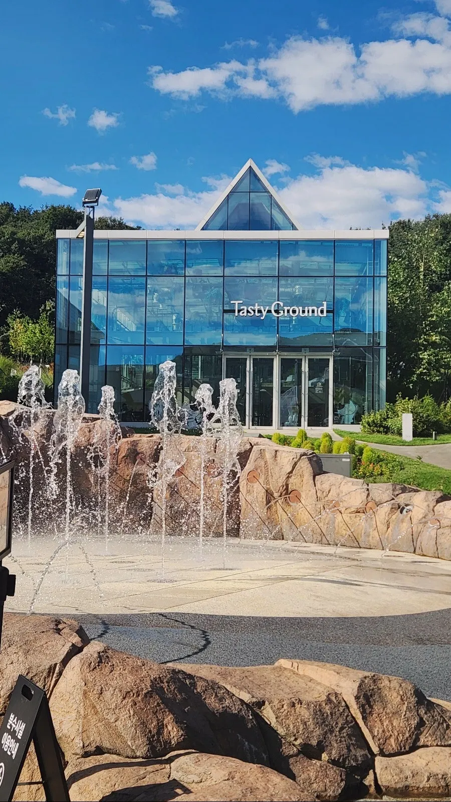 Landscaping and buildings around the outlet plaza
