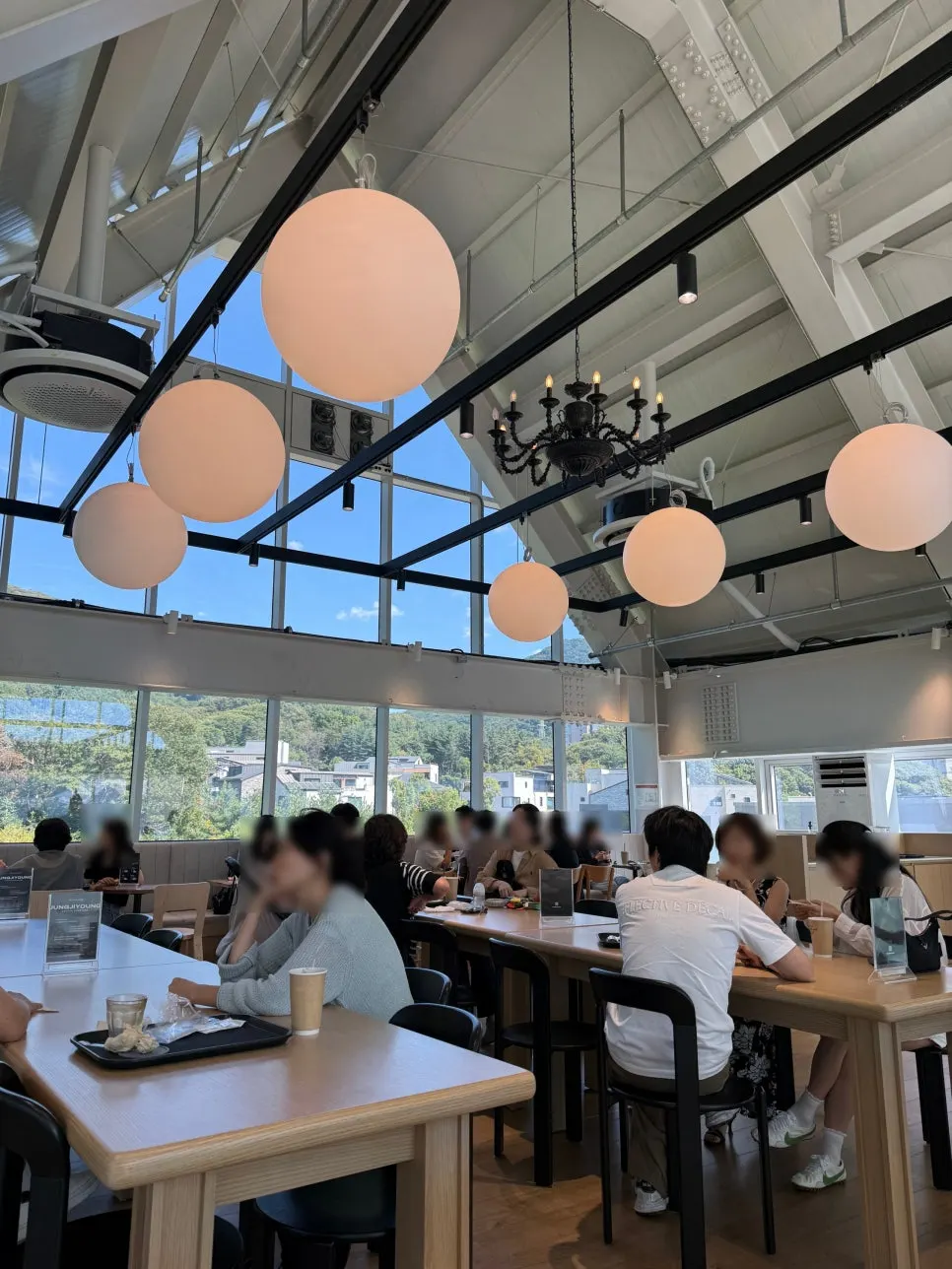 2층 통창에서 보이는 초록 풍경