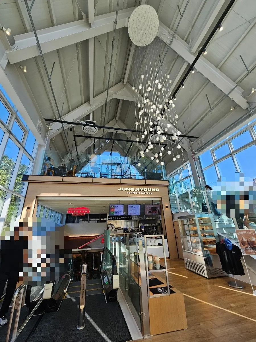 Two-floor interior space of Jeong Jiyoung Coffee Roasters Uiwang branch