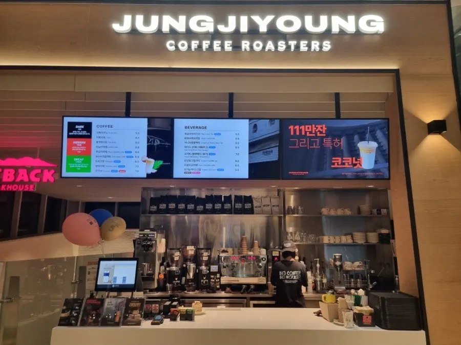 Exterior of Jeong Jiyoung Coffee Roasters on the 3rd floor of Lotte Premium Outlets Uiwang