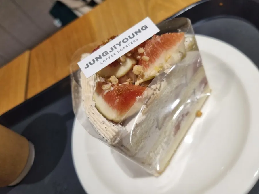 Cross-section of the fig earl grey cake