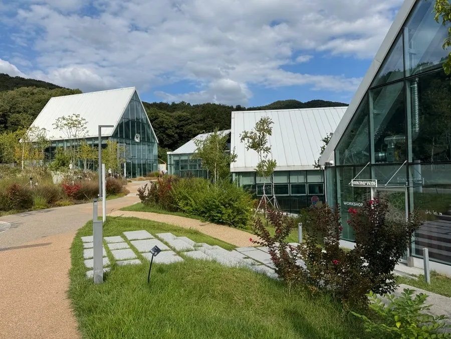 Surroundings near the Jeong Jiyoung Coffee Roasters outlet branch
