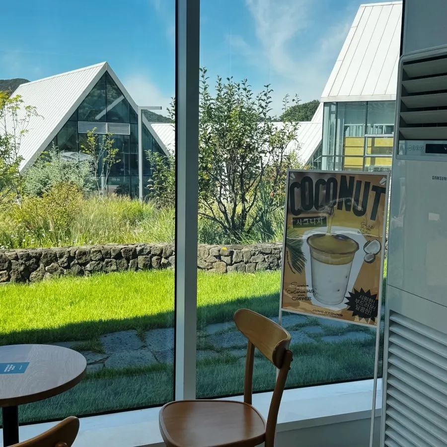 Table seat with a view of the lawn through the window