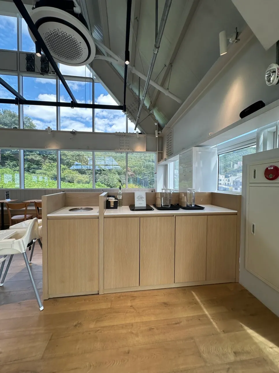 Group tables and tables for four in the café’s split-level area