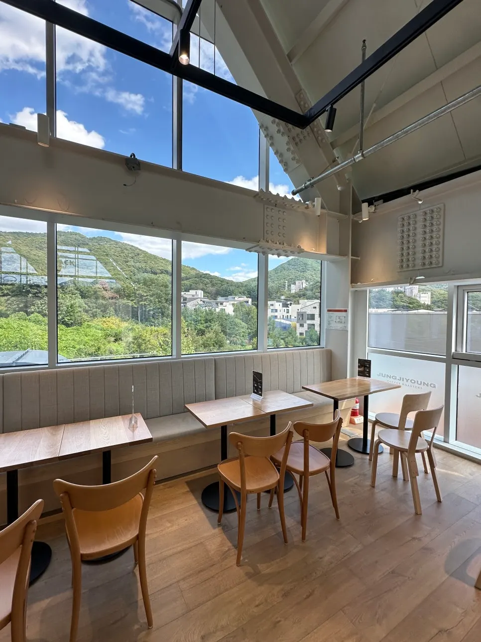 Café seating suited to solo work or gatherings