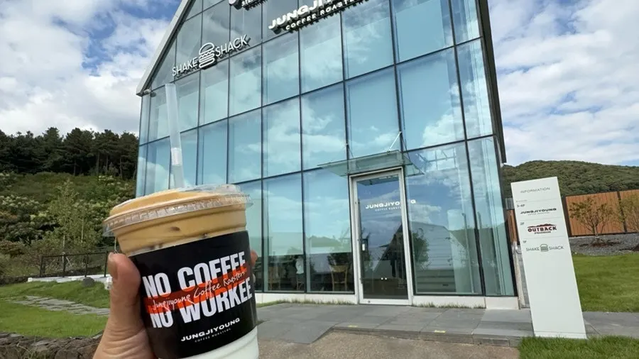 Main image of Jeong Jiyoung Coffee Roasters café at Uiwang outlet
