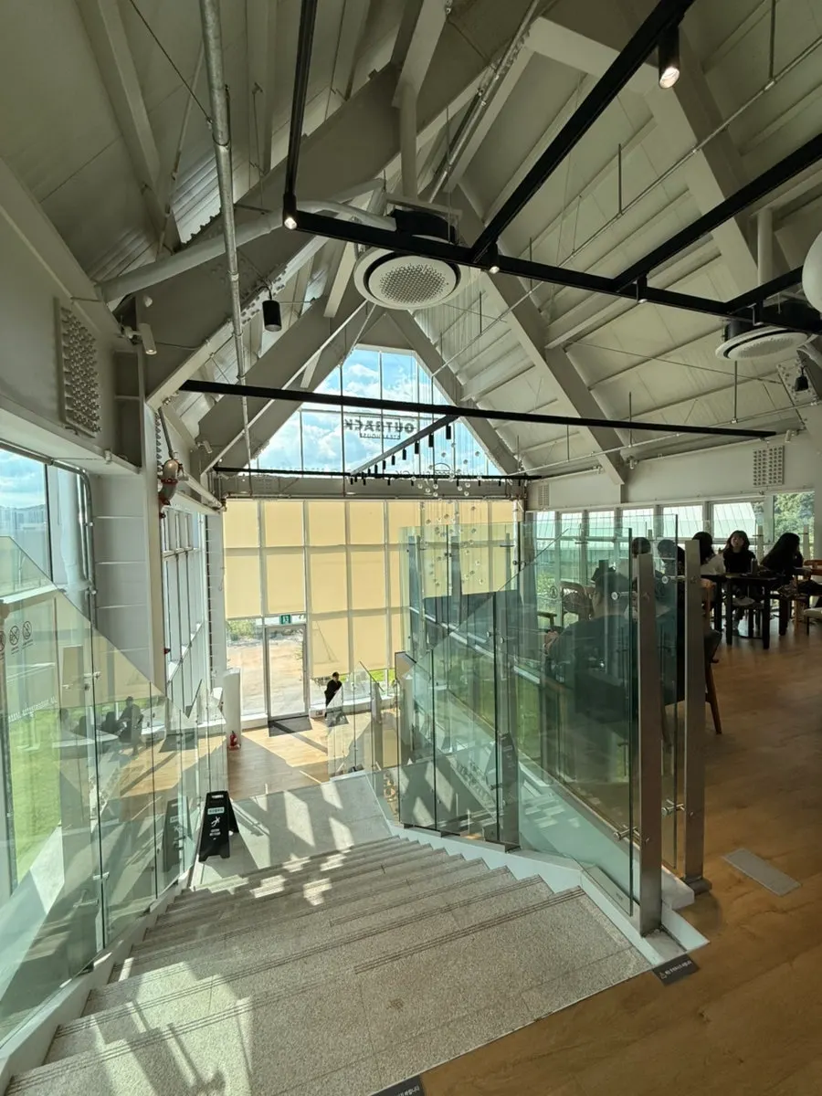 Café interior that allows pets and group visits