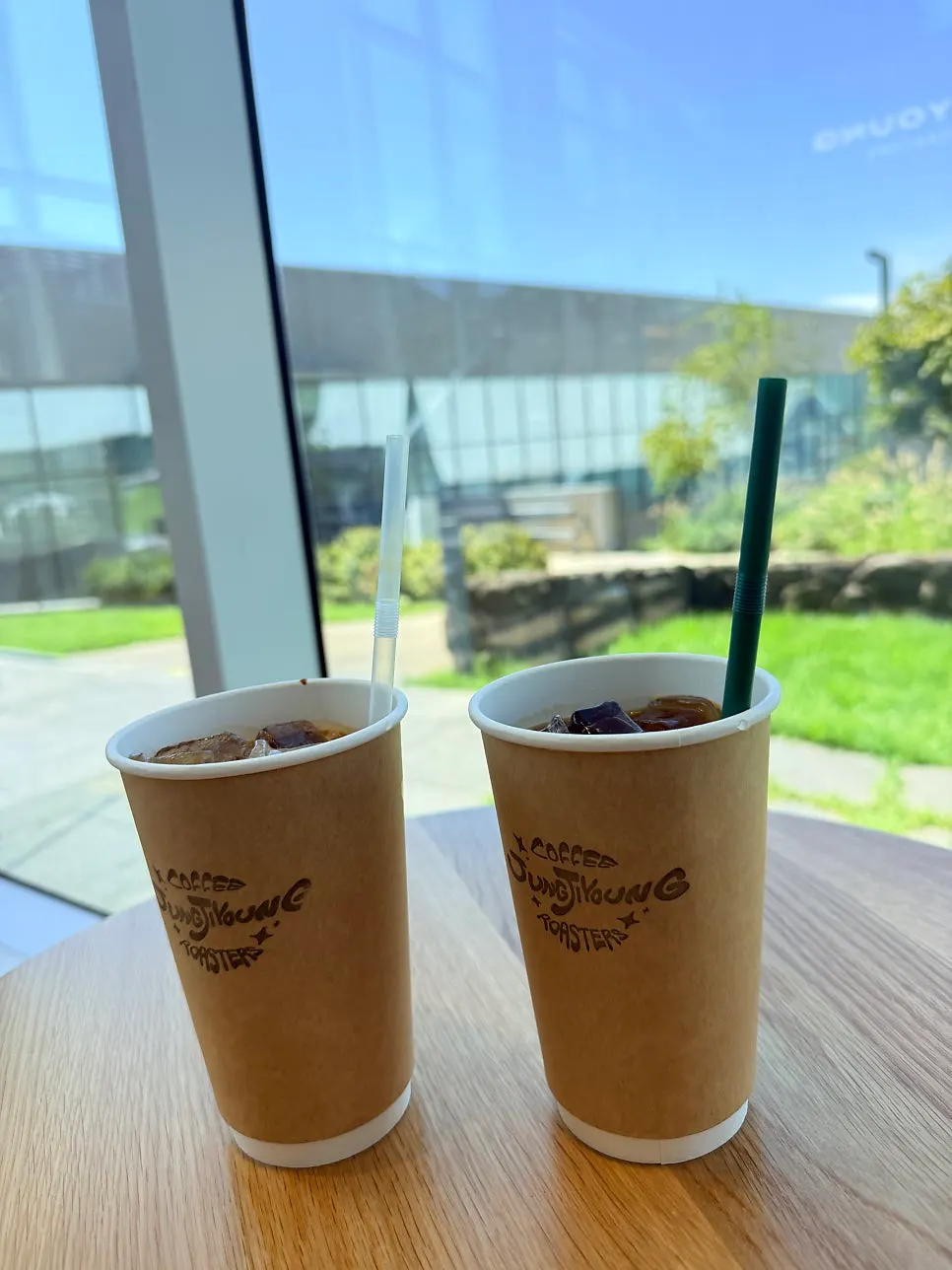 Order of iced Americano and latte