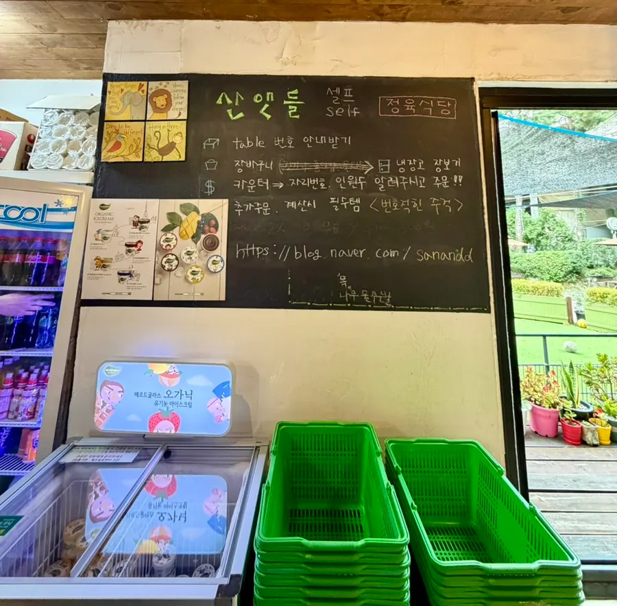 부위별로 진열된 정육 코너 고기