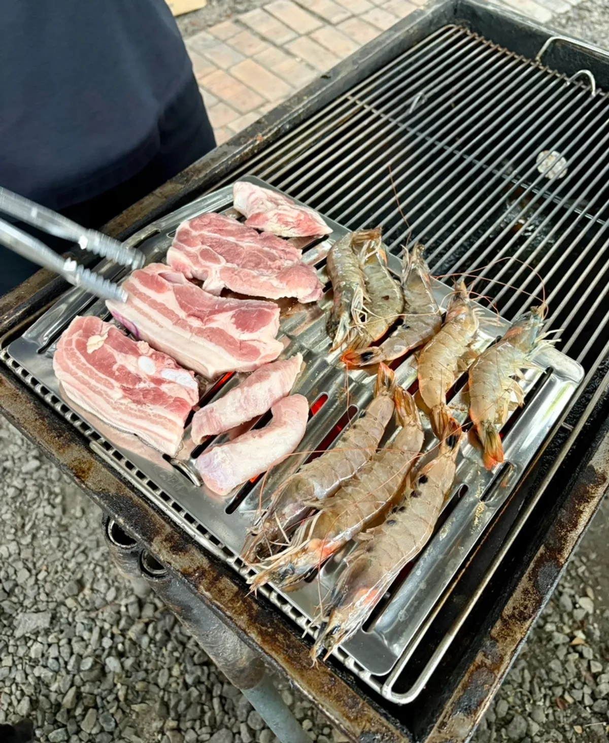 기본 반찬이 세팅된 야외 테이블